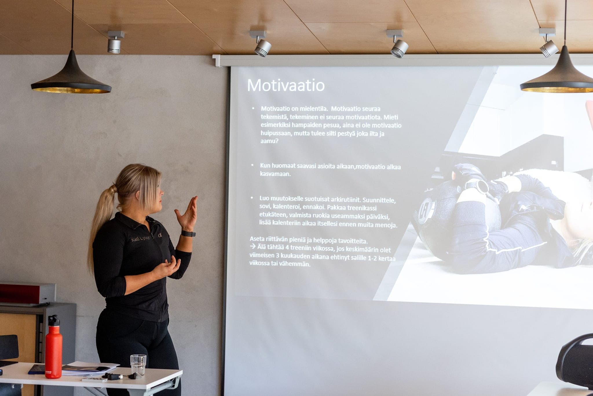 Kati Lytsy pitämässä työhyvinvointiluontoa